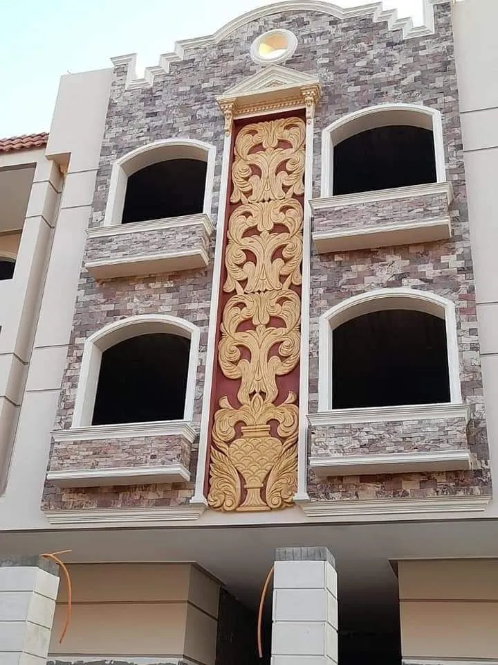 واجهة عمارة من الحجر الرملي بتابلوه حفر مفرّغ من الحجر الهاشمي الهيصم