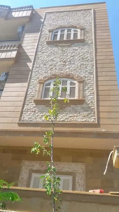 واجهة من الحجر الهاشمي مطعّمة بالحجر الغشيم