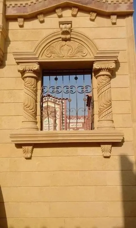 شباك من الحجر الهاشمي بأعمدة مبرومة