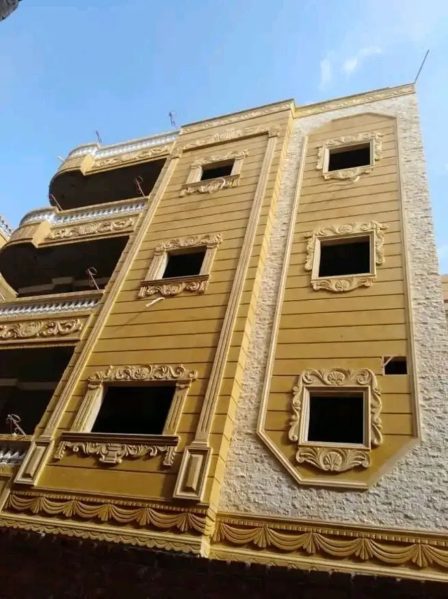 زاوية عمارة من الحجر الهاشمي بشبابيك مربعة بارزة