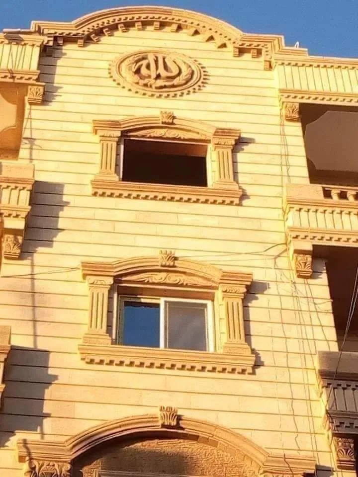 واجهة عمارة من الحجر الهاشمي بنقش لفظ الجلالة