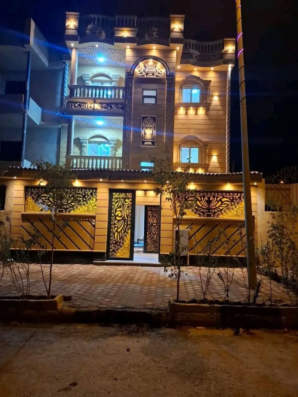 واجهة فيلا من الحجر الهاشمي ليلاً بالإضاءة