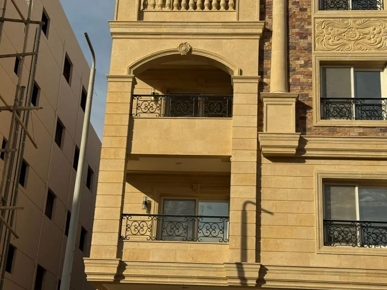 زاوية بلكونة من الحجر الهاشمي